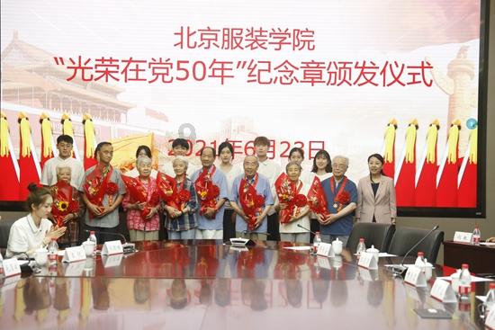 寒潮“速递”临安电力人踏雪巡线护温暖